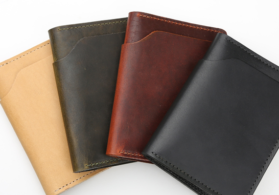 銘革を贅沢に使用した財布は、他のブランドにはない男性らしい雰囲気とワイルドさを兼ね備えたこだわりのアイテムです。
